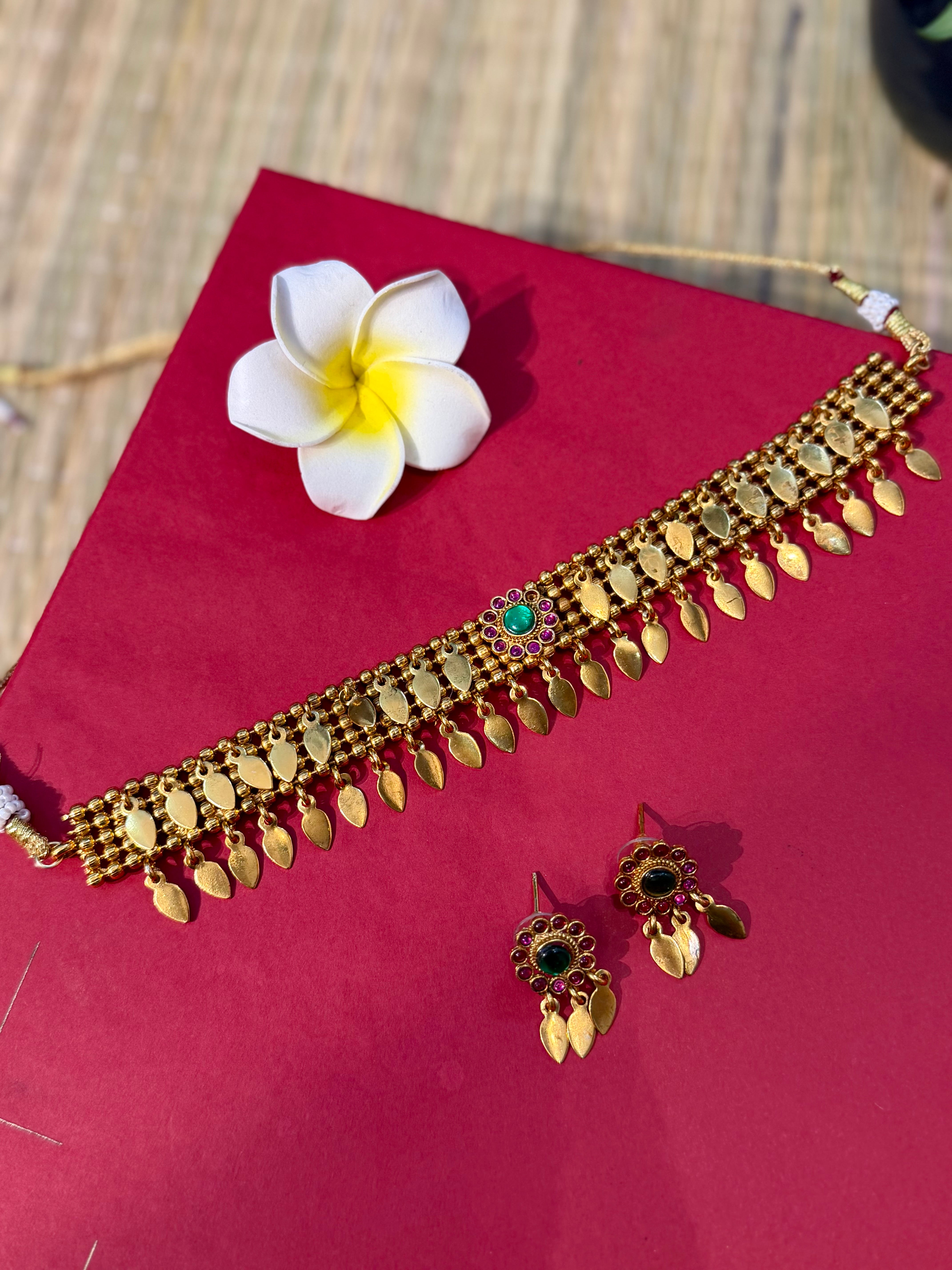 Flora Ilakkathali Choker