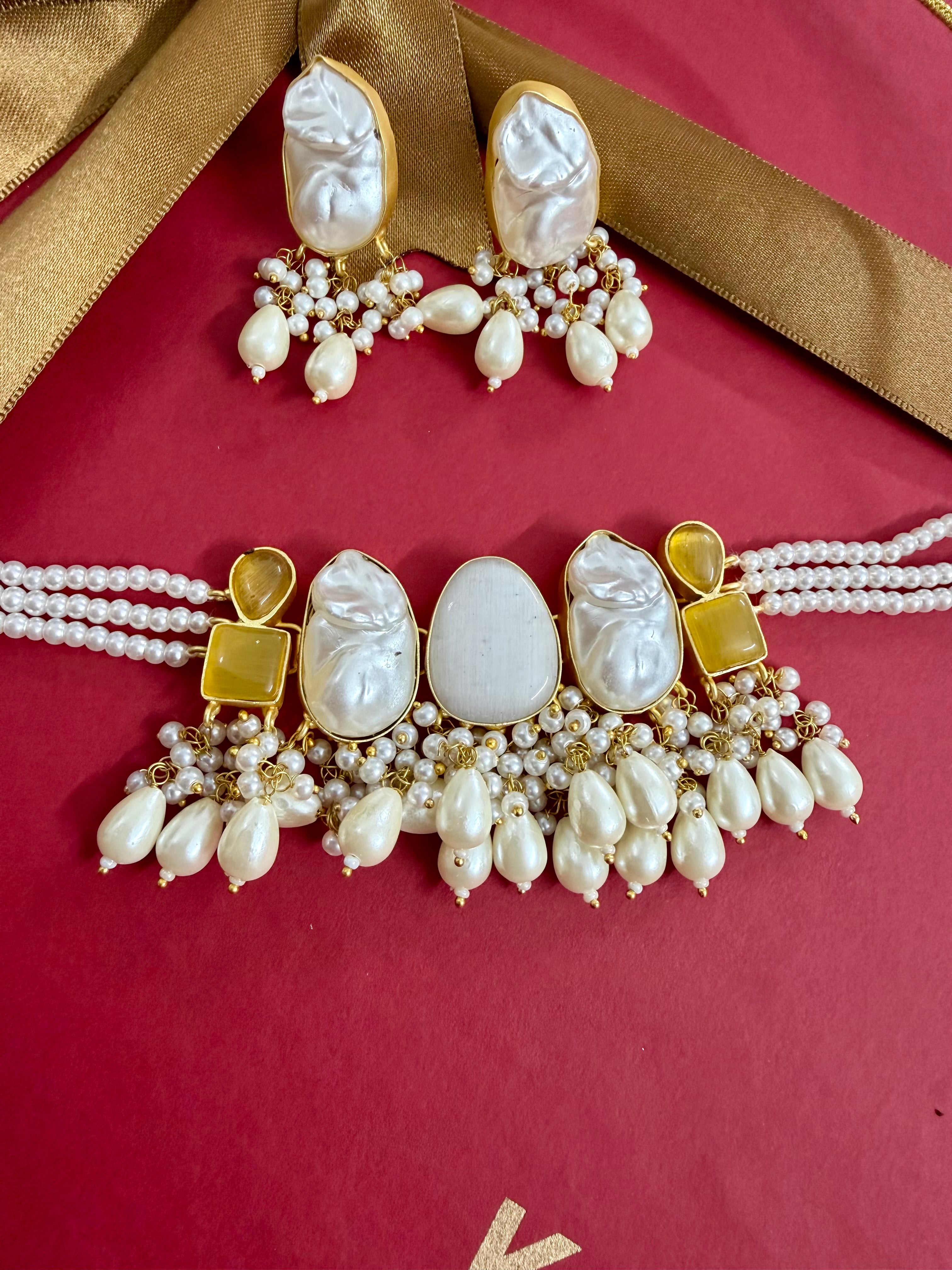 Heavy pearl Choker & Earrings