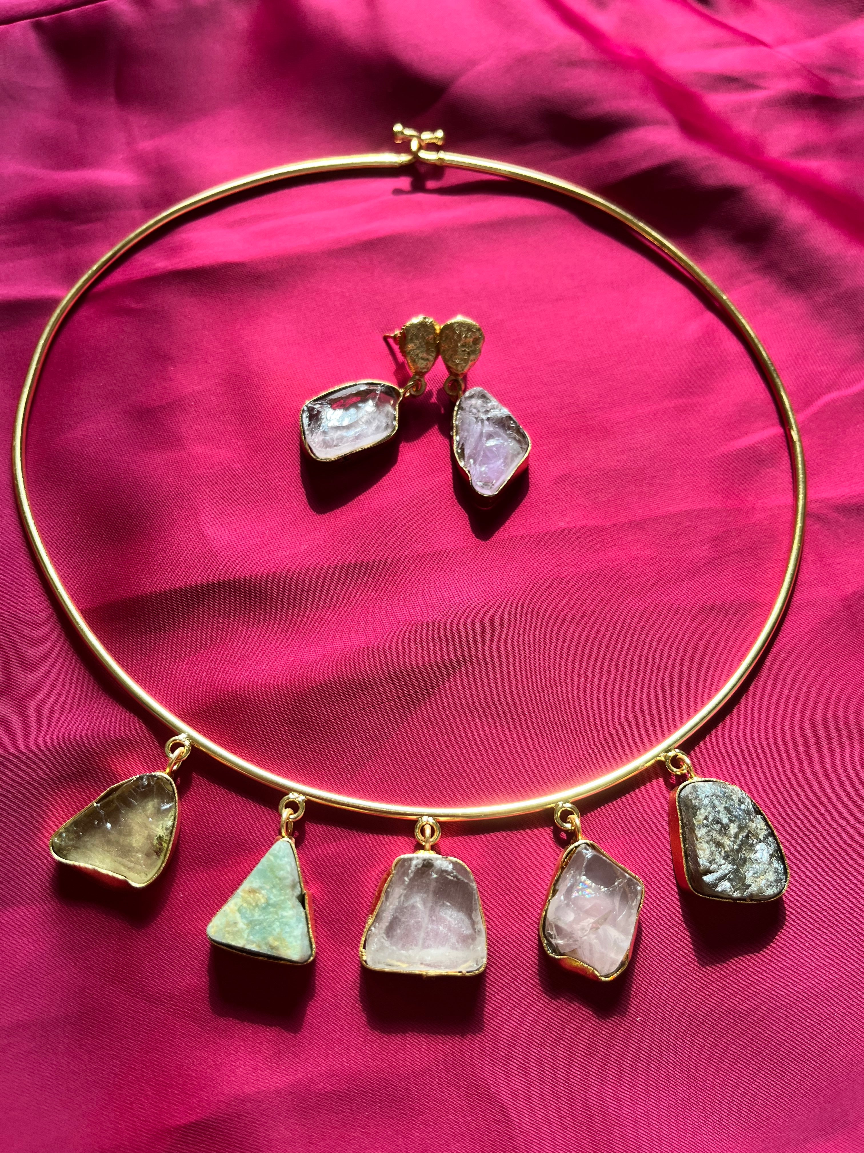 NATURAL STONE HASLI & EARRINGS