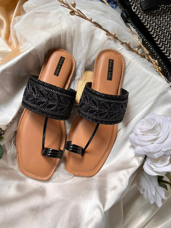 TOE RING STYLE FLAT SANDALS