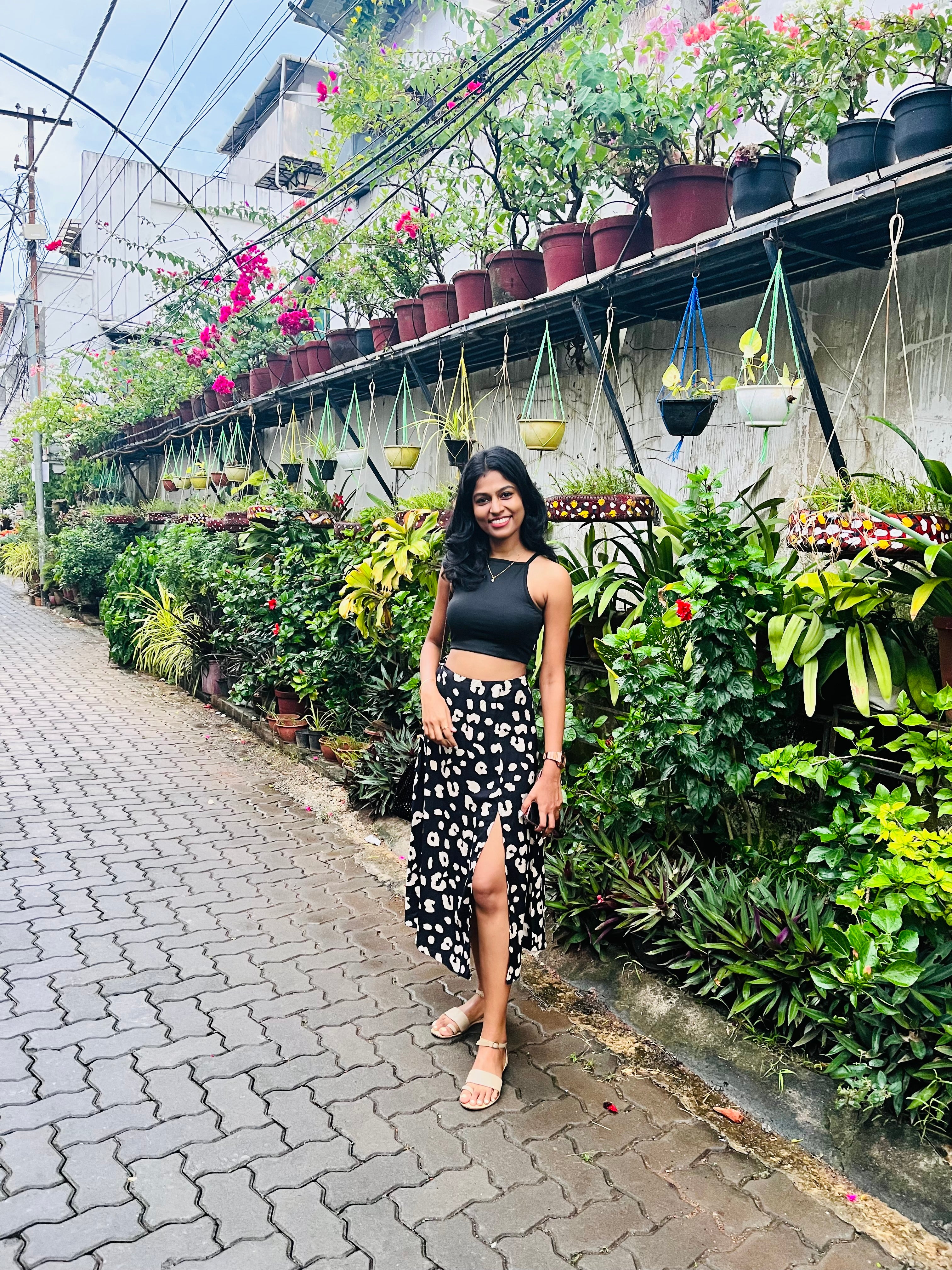 BLACK SIDE SLIT SKIRT