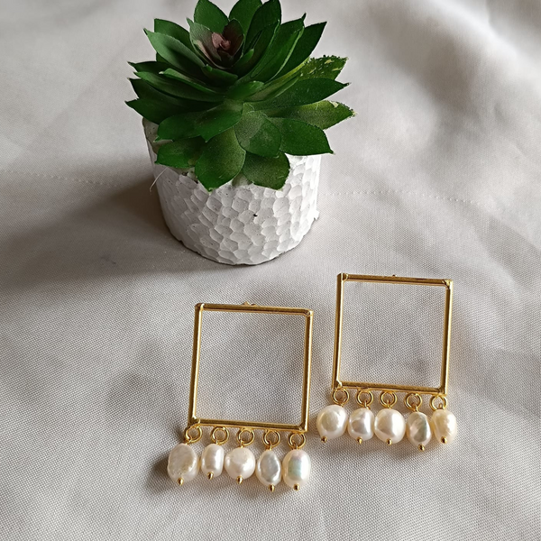 SQUAR PEARL EARRINGS